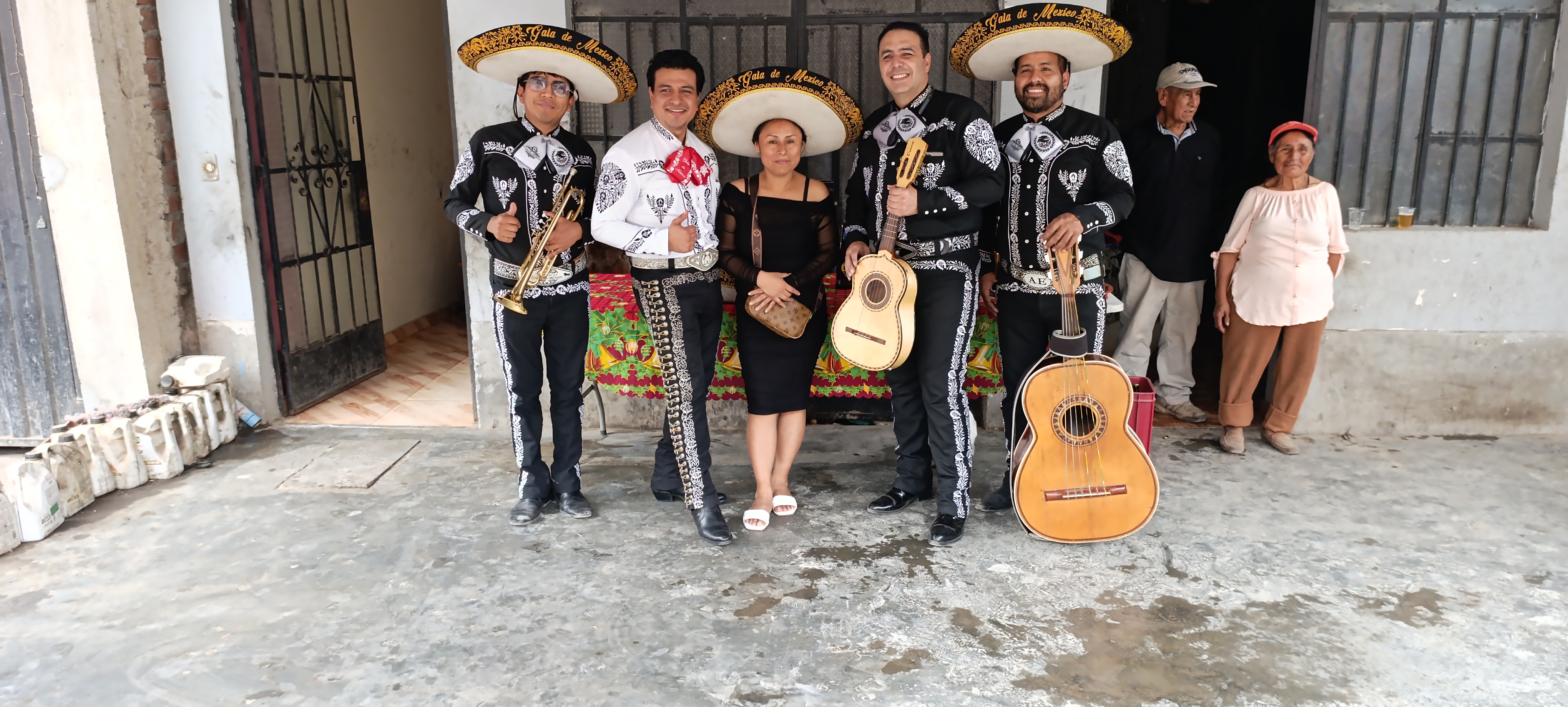 Detalles bordados charros