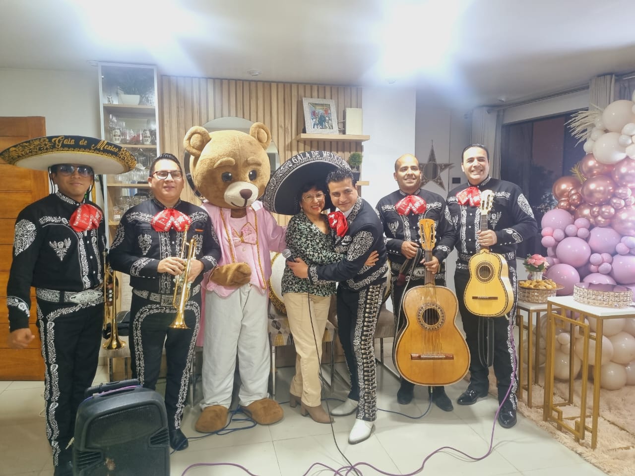 Mariachis tocando en Canto Grande